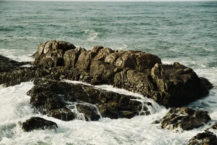 Waves breaking on rocks